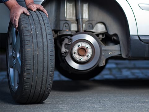 Problems Wheels / tires or brakes are the cause of the car shuddering while braking.